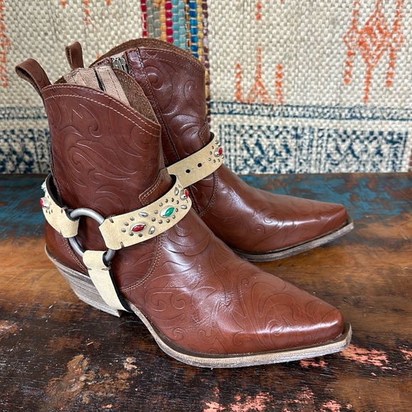Sundance Accessories - Studded adjustable removable boot belts. New from Sundance.